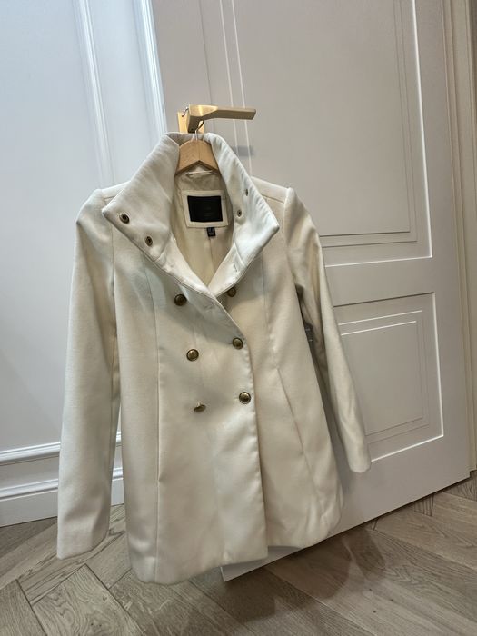 Белое мягкое, теплое пальто Mango