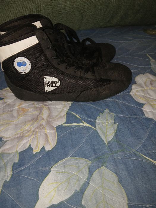 Форма для борьбы и кросовки