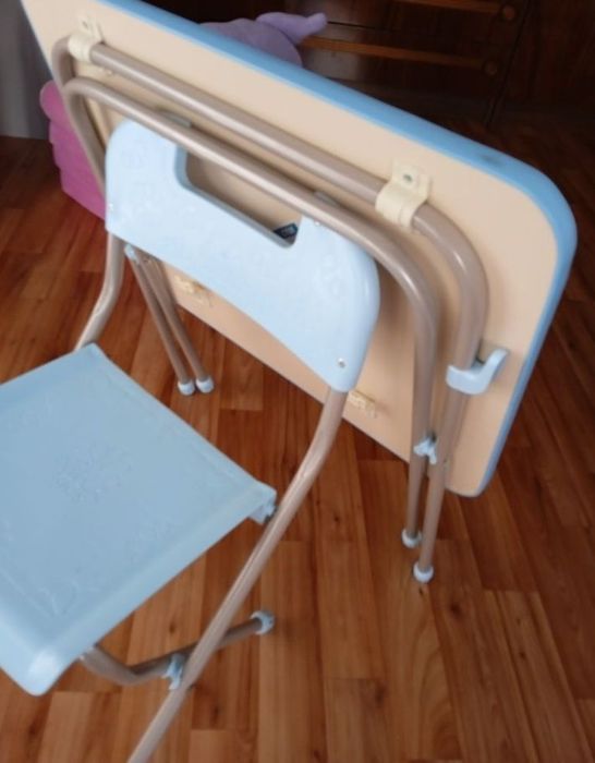 Продам детский стол со стулом