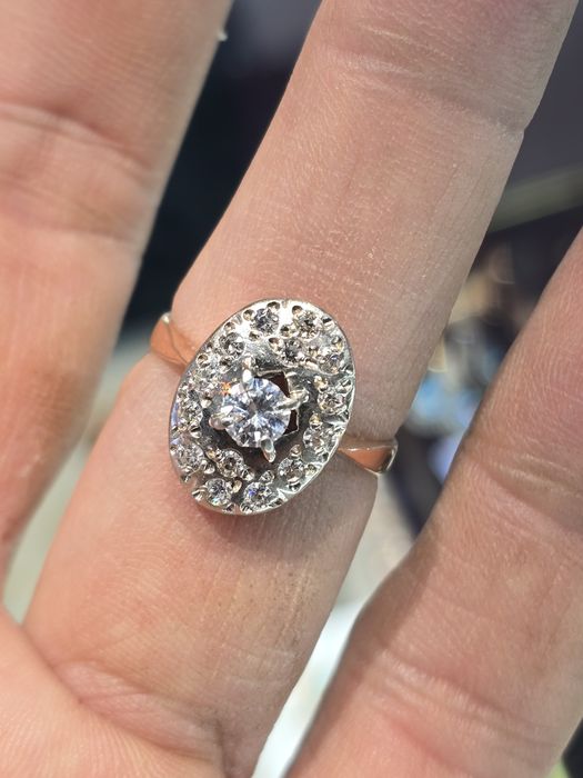 Кольцо с бриллиантам.