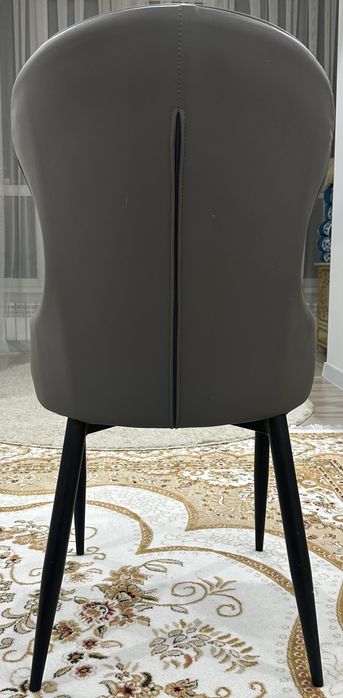 Продам стулья материал кожа