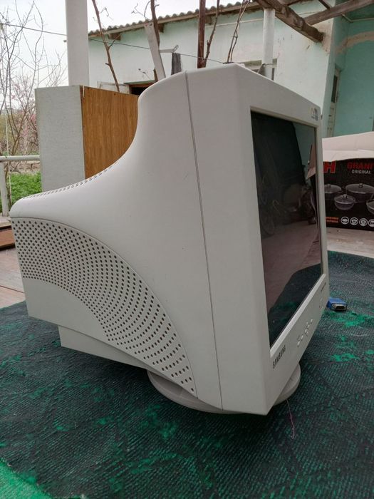 Samsung rusumli kompyuter ekrani