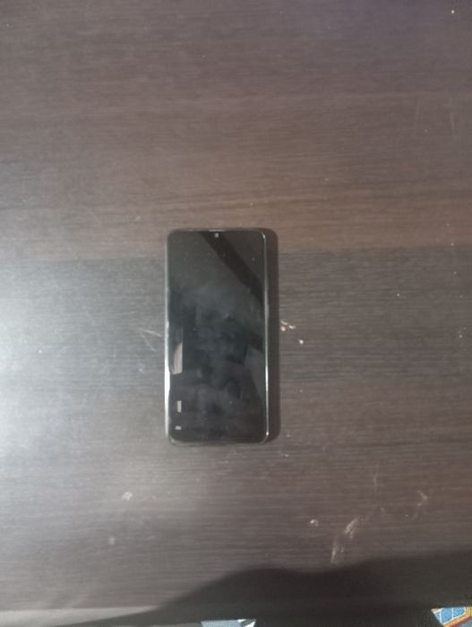 Telefoane stricate si unul functional