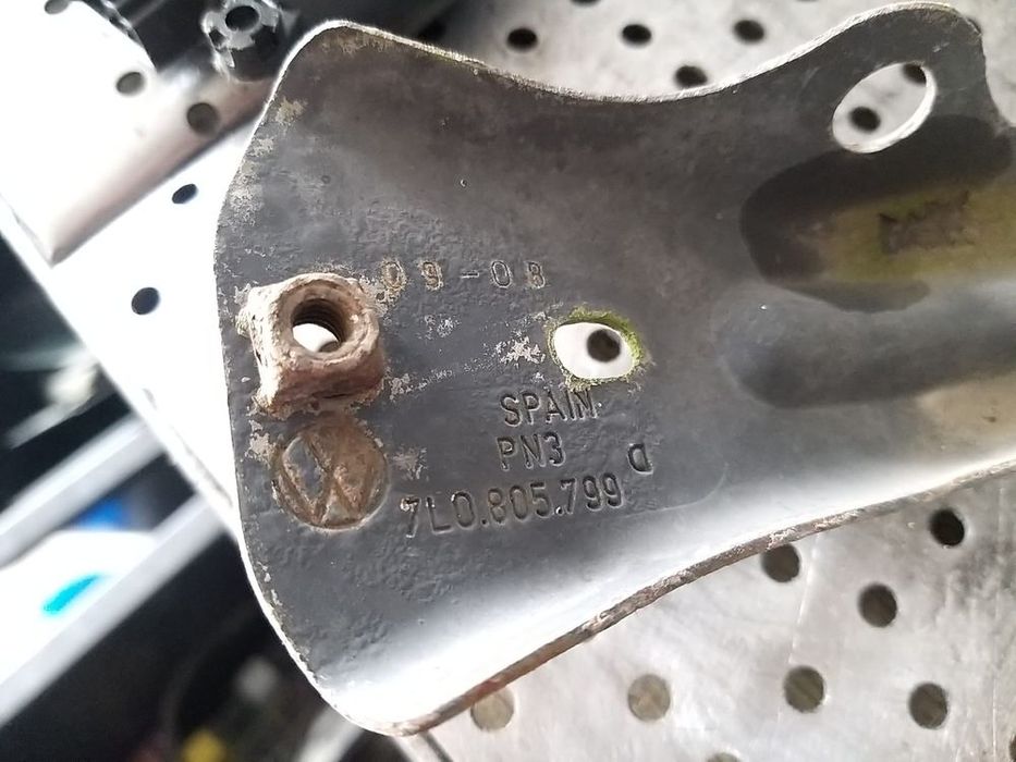 Broasca capota vw touareg 7l 7l0805799