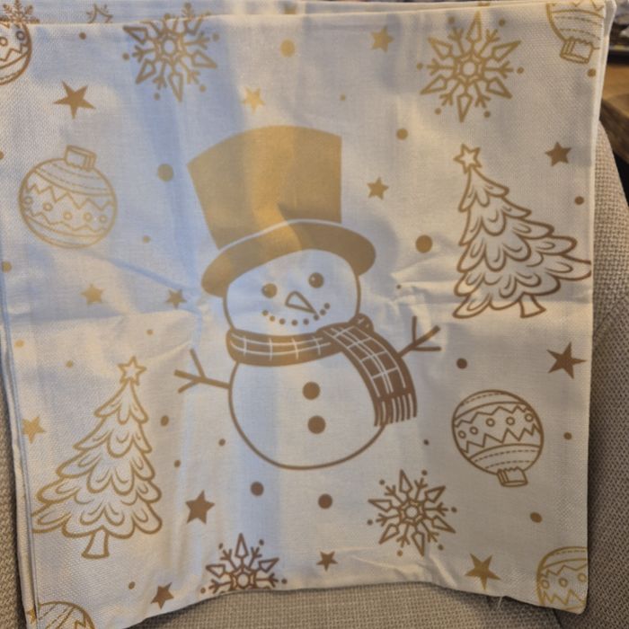 Продавам 4 броя нови декоративни калъфки за възглавници в размер 45×45