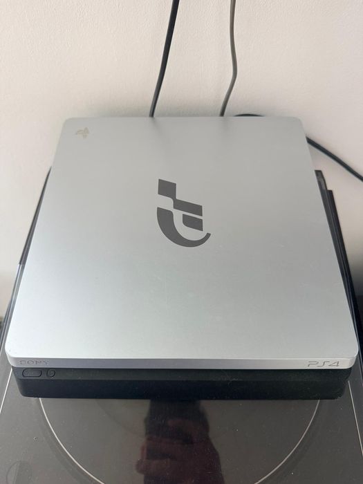 PlayStation 4 Gran Turismo slim