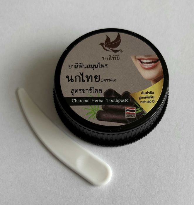 Избелваща паста за зъби с бамбуков въглен от Тайланд
