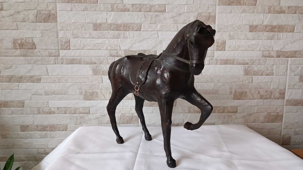 Стара фигура на кон - естествена кожа - 30/32см