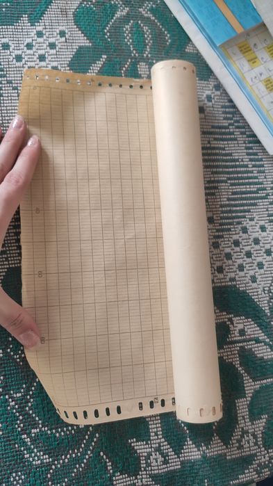 Рулоны бумаги миллиметровка и белая бумага