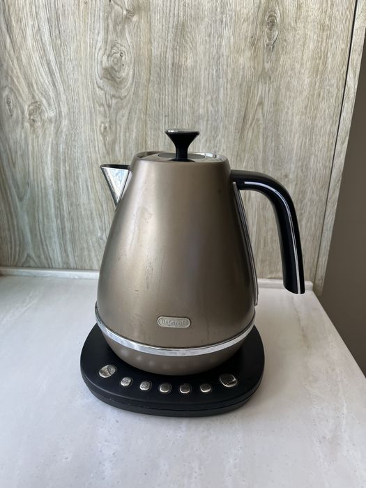 Электрический чайник Delonghi