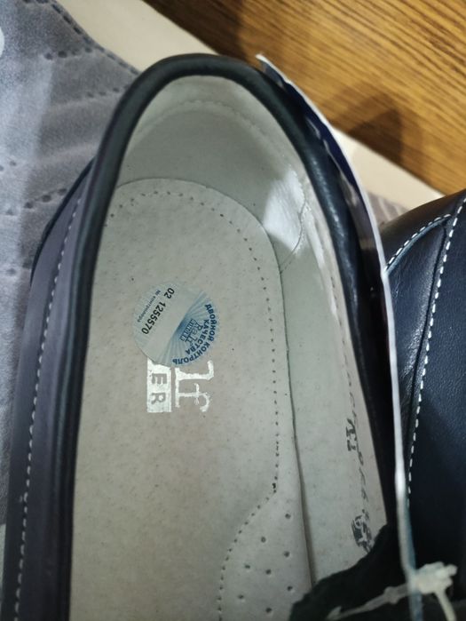 Продам обувь на девочку 34-35 размер