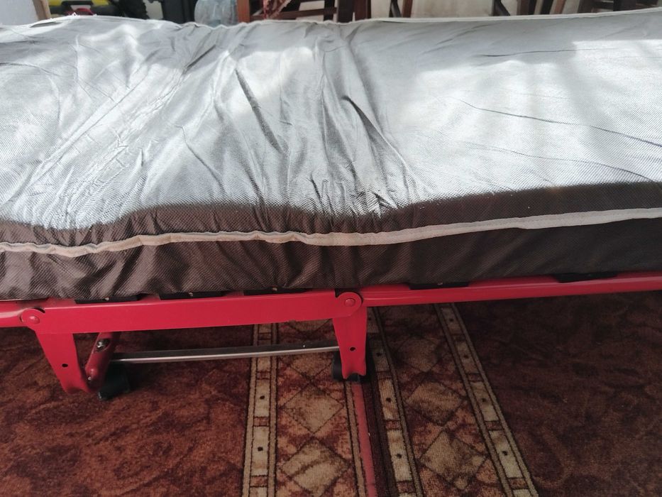 Походно сгъваемо легло с матрак и колелца