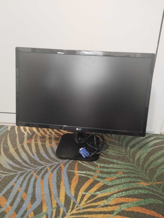 Monitor calculator LG diagonala 60 cm