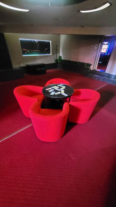 Vând 3 seturi mese plus fotolii preț 1000 lei