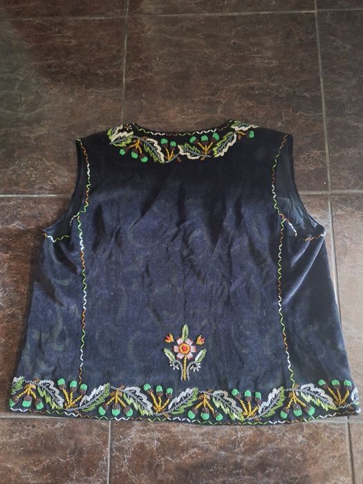 Vesta traditionala,  cusuta manual, cu margele