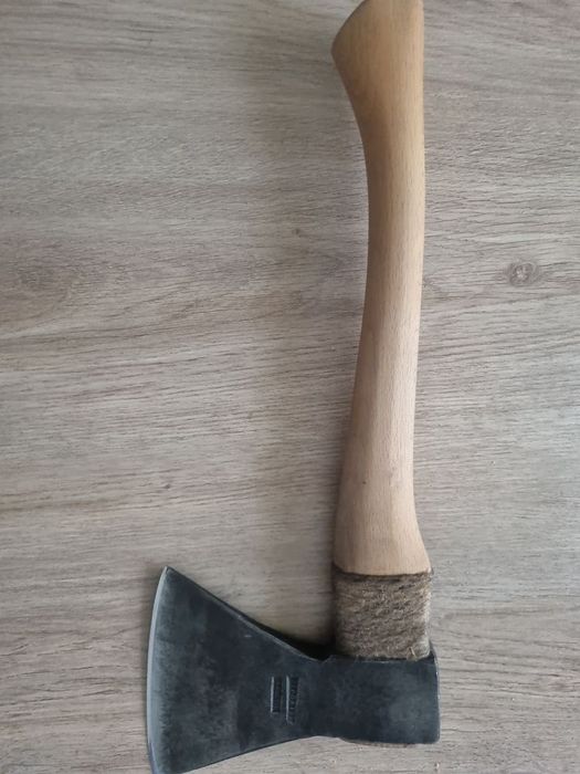 Topor pentru drumeții.