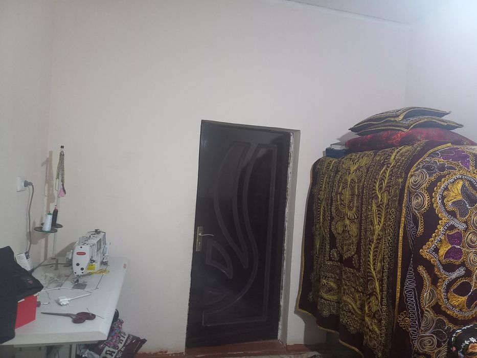 Мирмиронда ховли сотилади 6 сотих, 6 хона, газ, свет, сув. 45 000 &&