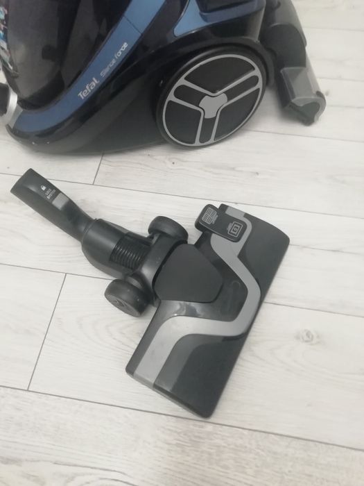 Пылесос с контейнером Tefal Silence Force Cyclonic