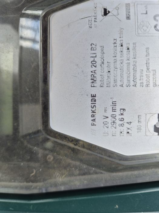 Robot tuns iarba parkside