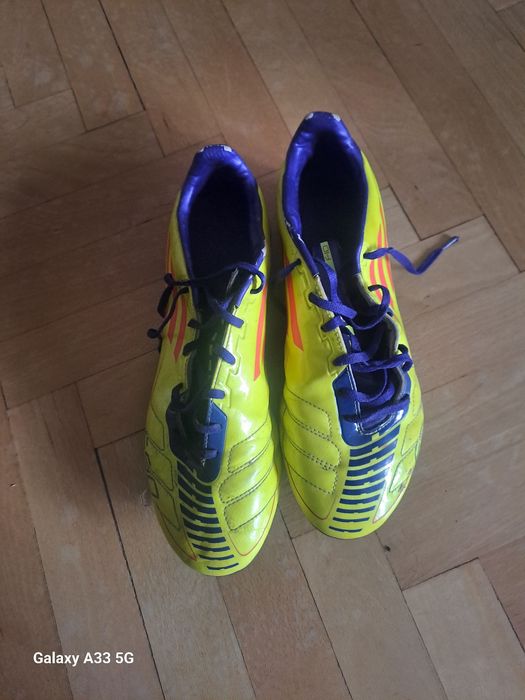 Футболни бутонки