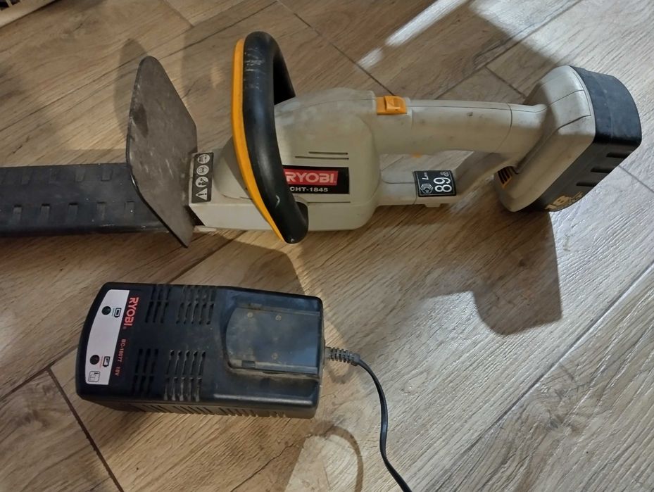 Акумулаторен храсторез Ryobi  с батерия