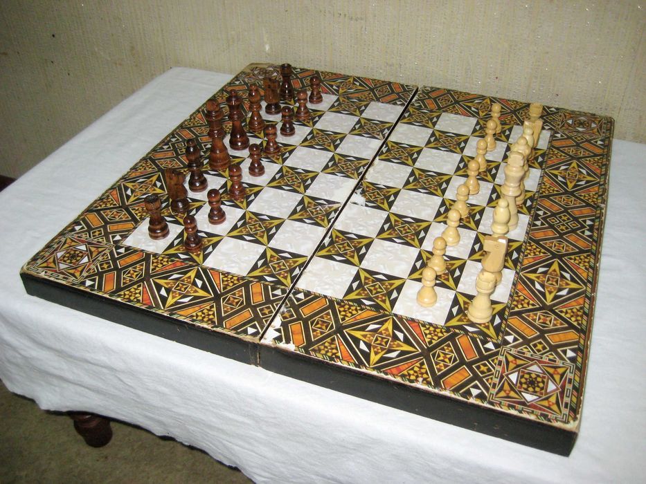 Шахмат необычный фигуры из дерево доска из мдф состоянии нормальный!