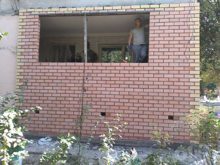 Кладка кирпича балконов