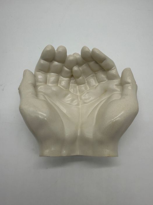 Ключница рука из гипса