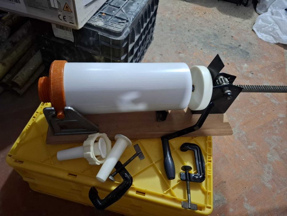 Masina de umplut carnati