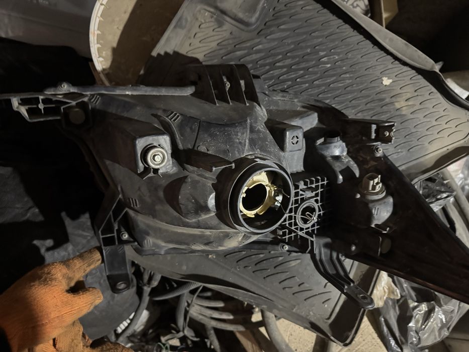 Левая фара Hilux