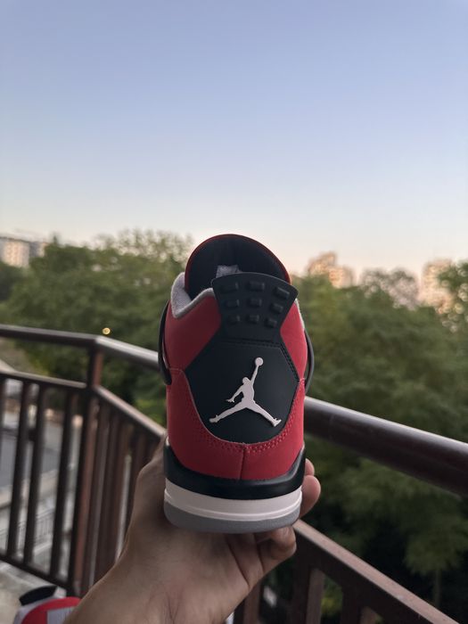 Jordan 4 retro ,,Toro Bravo”