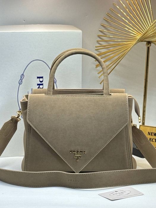 Geanta Prada noua !!! Dimensiuni 26/20 !!!