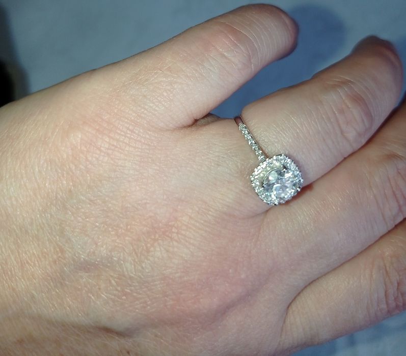 Продам Лабораторный бриллиант кольцо