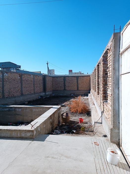 Qorako'l tumani Do'stlik m.f.y da joylashgan uy sotiladi