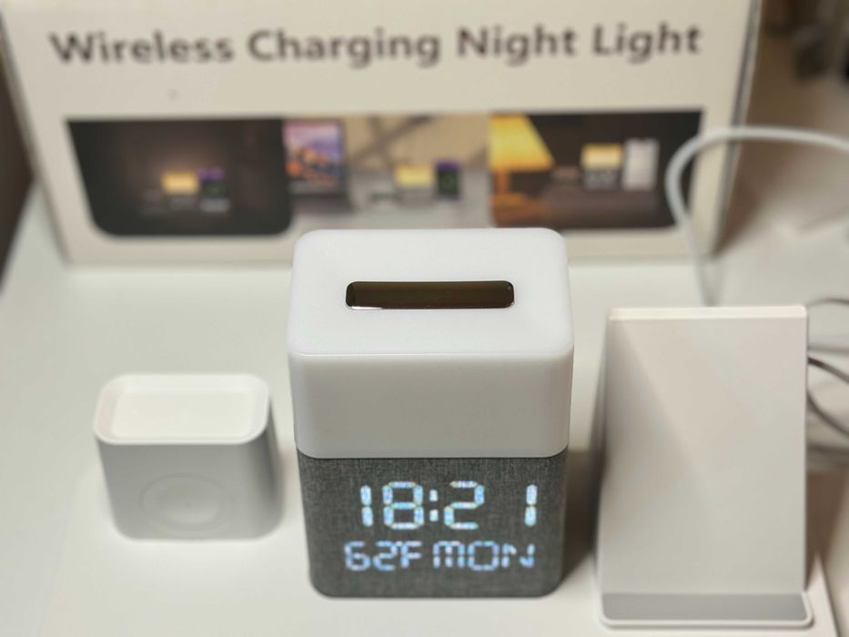 Безжично зарядно с нощна лампа и LED дисплей BezosMax