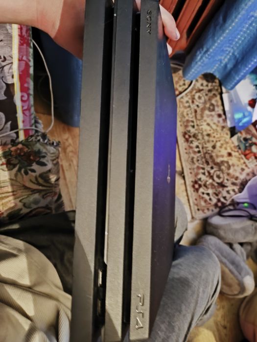 Продам ps4 pro 1 tb.