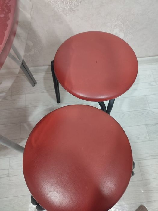 Стол с табуретками