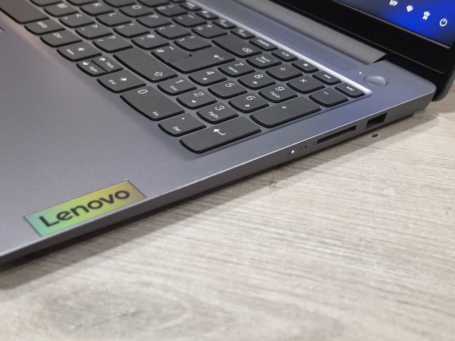 Lenovo IdeaPad Slim 3 15IAH8 / 8GB RAM / i5-1245H / 512GB SSD