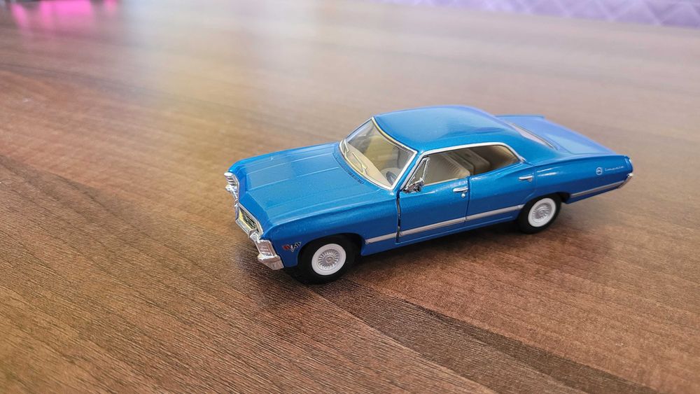 Macheta auto 1/43 1967 Chevrolet Impala de la Kinsmart
