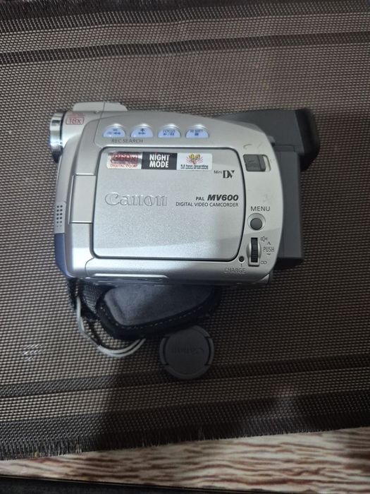 Camera de filmat canon MV600
