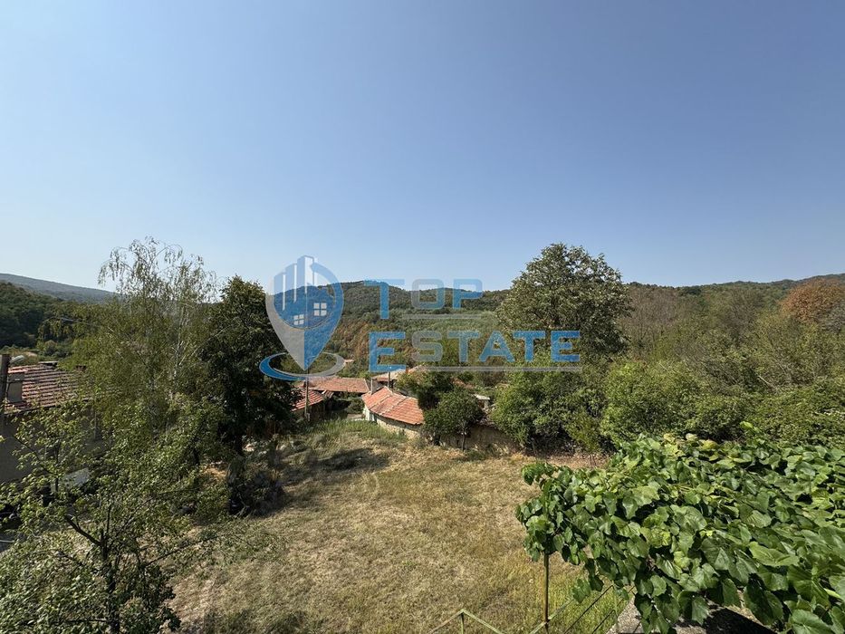 Масивна тухлена къща с прекрасна панорамна гледка в с. Габровци, обла