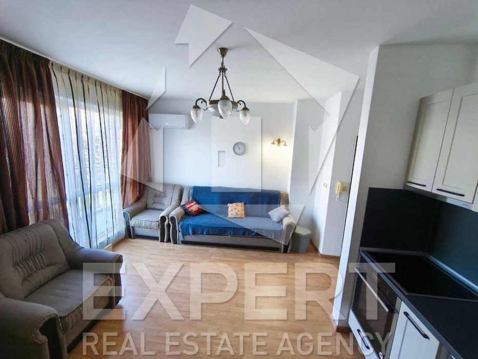 Слънчев двустаен апартамент с гараж в Бриз!