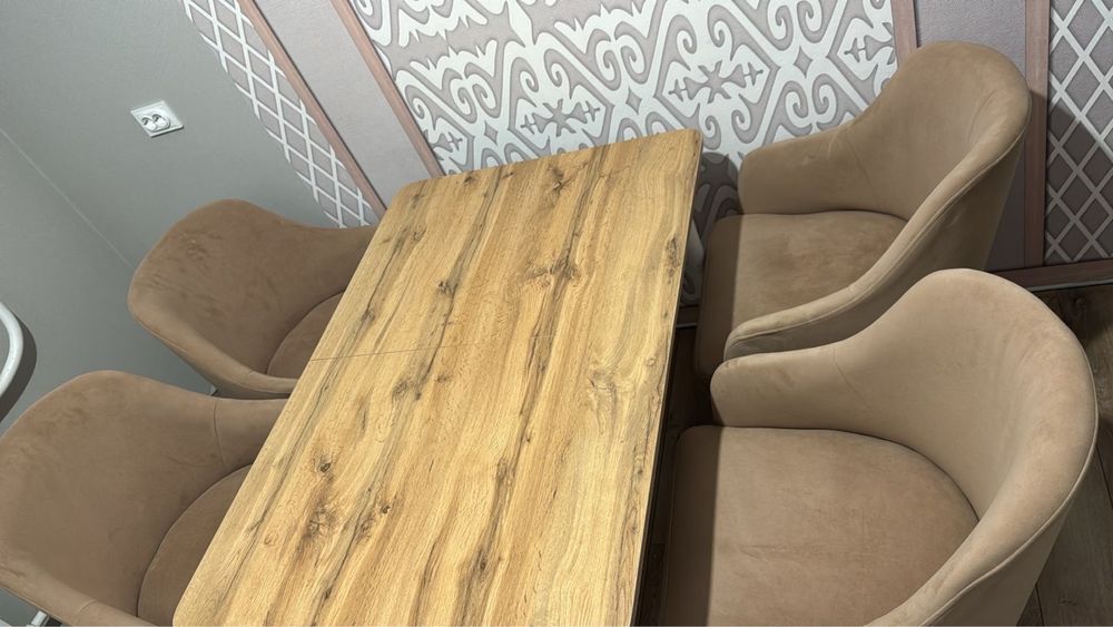 Стол и стулья для кухни