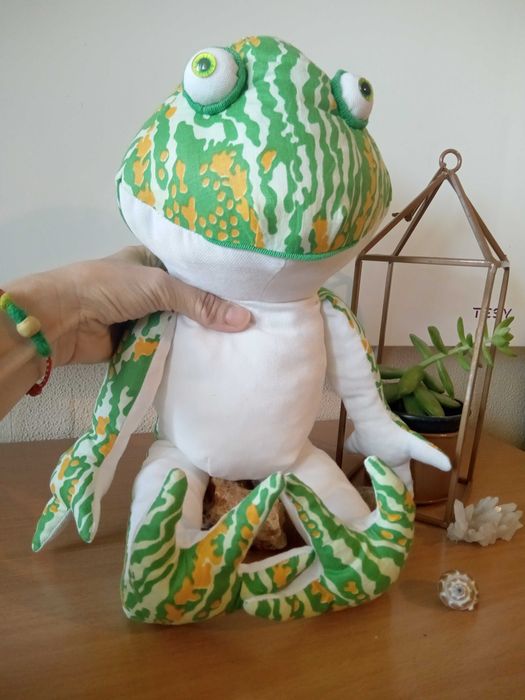 Текстилна играчка Жаба, мека и сладка.