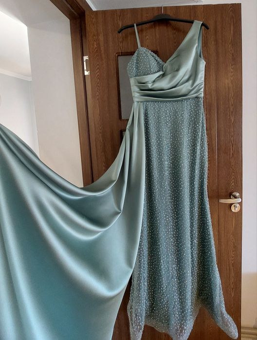 Официална рокля.