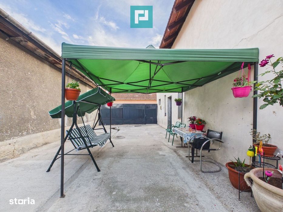 Casă P+E cu două apartamente, zona Drăgășani