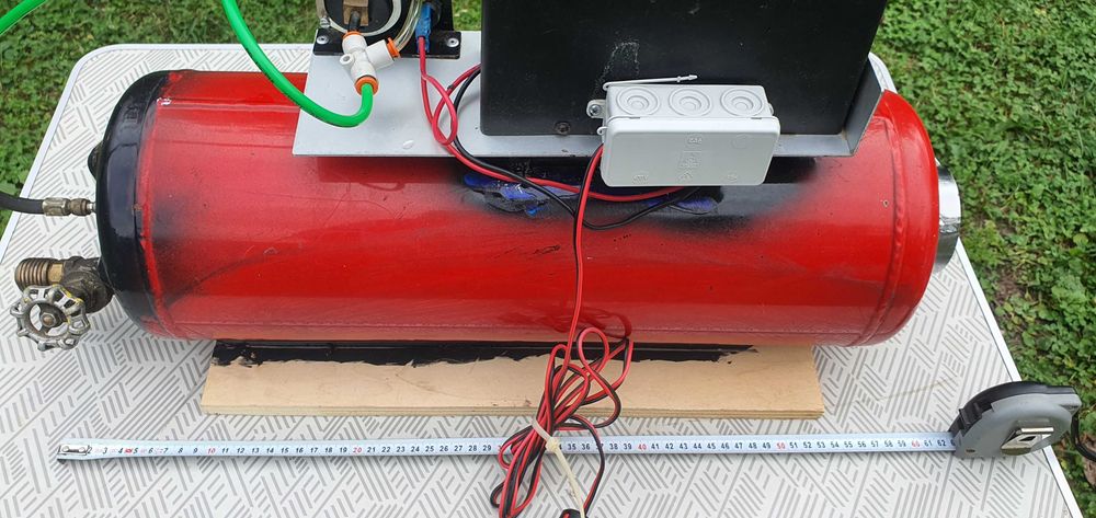 Compresor pe 12 V si butelie mare (cca 50 cm lungime) import Germania