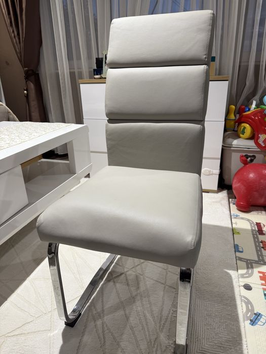 Два броя трапезни столове