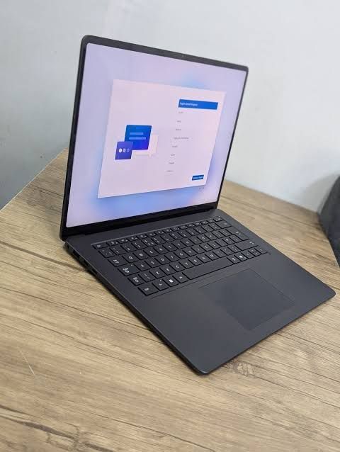 Microsoft Surface CORE I7 1065G7 16GB/256GB
-INTEL CORE I7 1065G7 
-DD