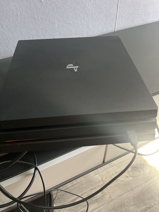 Продаю ps4 pro в отличном состоянии